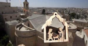 Ricevi gratis il presepe in legno di ulivo di Terra Santa