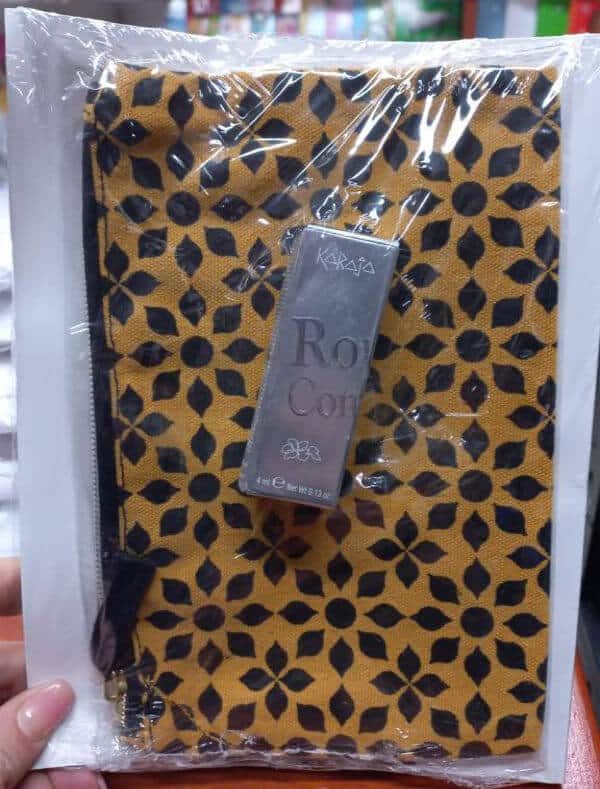 Pochette e rossetto karaja allegato in edicola con la rivista mensile Amica